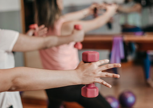 Leute mit Hanteln in den Händen machen Sport